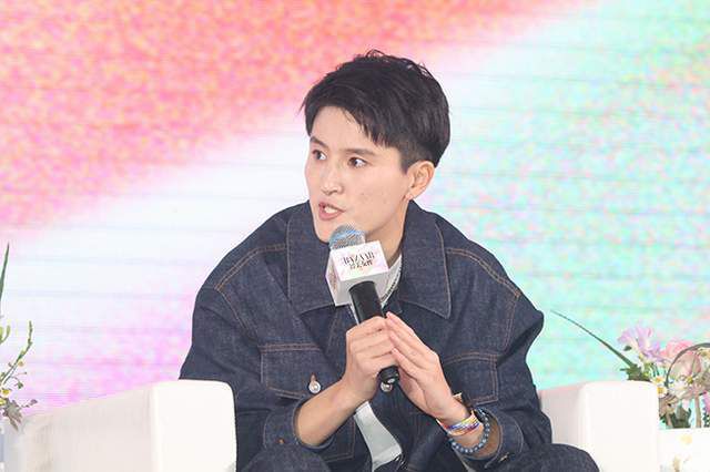浓妆艳抹的大婶