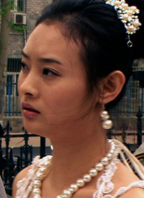 美女脱下裤子让男人捅